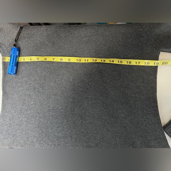 H by HALSTON Charcoal gray crew neck sweater size‎ S. - Picture 12 of 13